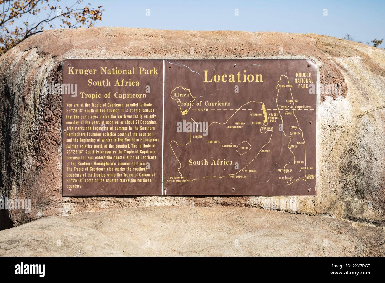 Informationsschild „Tropic of Capricorn“ neben einer Straße im Kruger-Nationalpark, Südafrika, Afrika Stockfoto