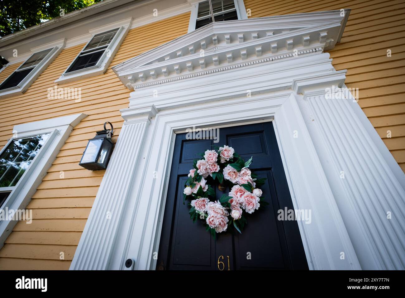 Haus im Bundesstil mit weißer Zierleiste im historischen Wickford, Rhode Island, USA, New England. Stockfoto