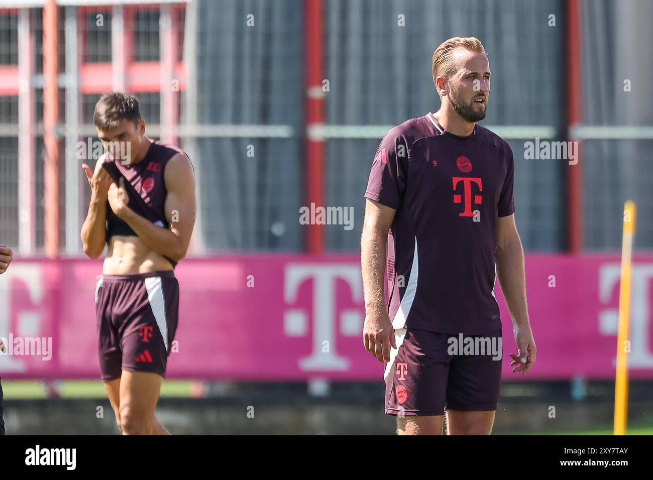 Harry Kane (FC Bayern München, 09) mit Joao Palhinha (FC Bayern München, 16), Oeffentliches Training, FC Bayern München, Fussball, Saison 24/25, 28.08.2024, Foto: Eibner-Pressefoto/Jenni Maul Stockfoto