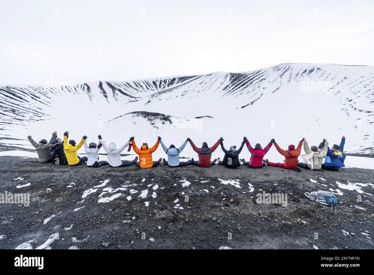 Eine Gruppe abenteuerlustiger Freunde auf dem Vulkan Hverfjall im Naturpark Myvatn, Island. Konzept eines Abenteuerurlaubs mit Freunden, die eine Schönheit genießen Stockfoto