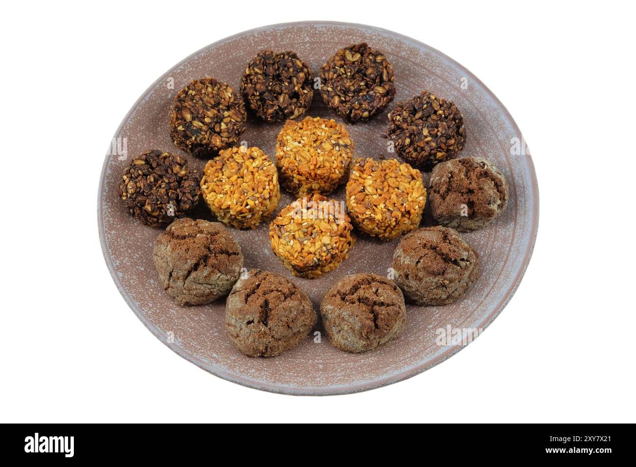 Verschiedene Kuchen in Keramikplatte isoliert auf weißem Hintergrund. Gelbe und braune romantische Kekse. Stockfoto