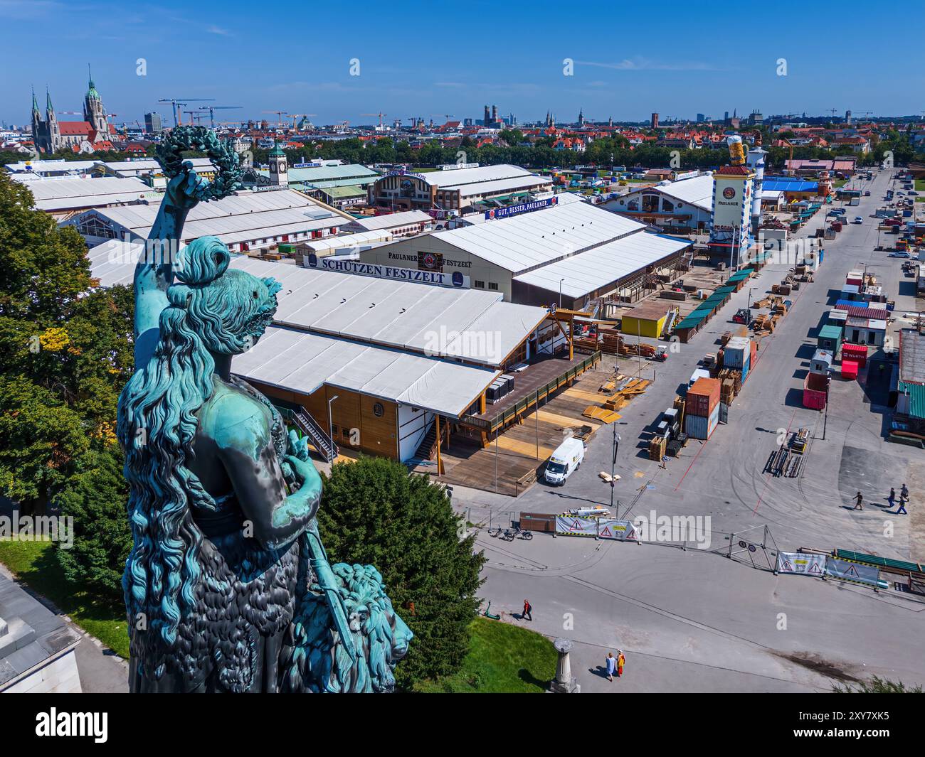 MÜNCHEN, DEUTSCHLAND - 28. AUGUST: Einrichtung des jährlichen Oktoberfestes in München am 28. August 2024 Stockfoto