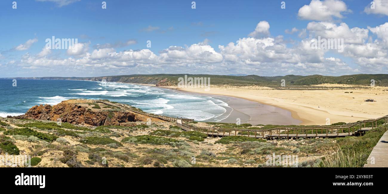 Praia de Bordeira, einer der beliebtesten Strände für Surfer an der portugiesischen Küste Stockfoto