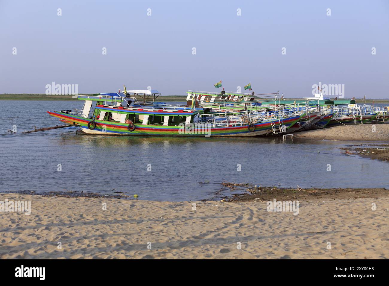 Schiffe auf dem Irrawaddy in Myanmar Stockfoto