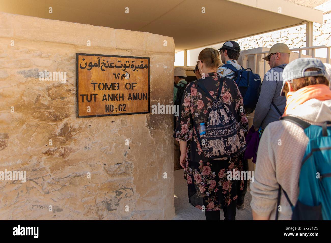 Luxor, Ägypten; 16. Januar 2024: Touristen auf einer unvergesslichen Reise in Tutanchamuns letzte Ruhestätte. Erleben Sie das Staunen und die Ehrfurcht auf ihren Gesichtern Stockfoto