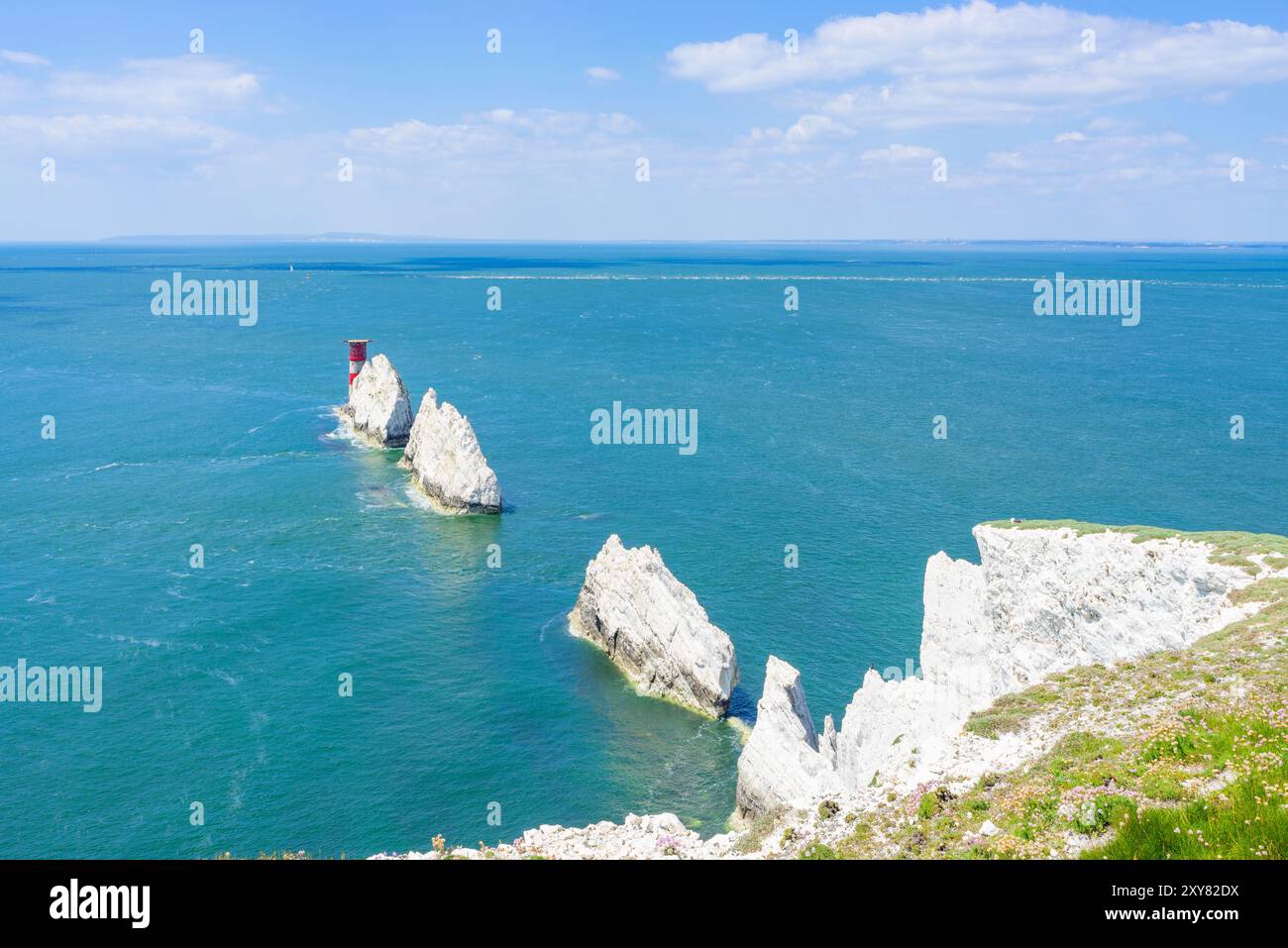 Isle of Wight UK – Isle of Wight Needles eine Reihe von Kalksteinen oder die Needles von Scratchells Bay Isle of Wight England Großbritannien GB Europa Stockfoto