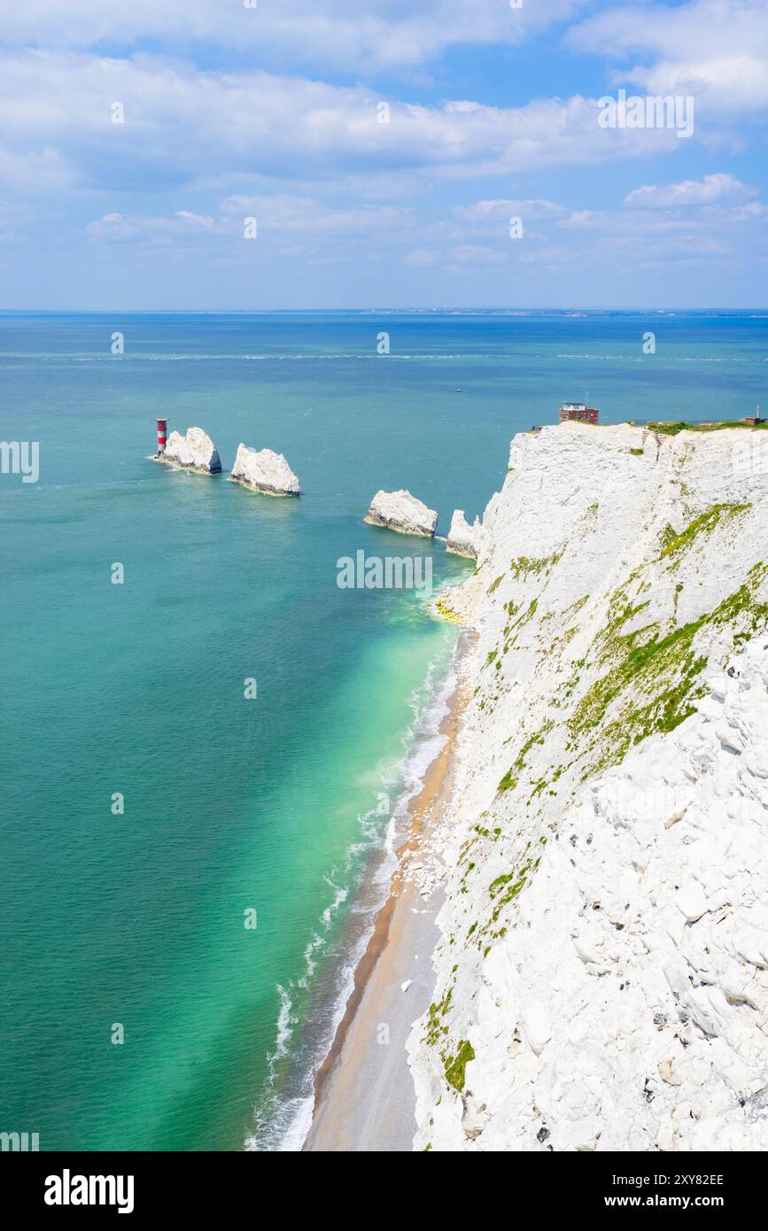 Isle of Wight UK – Isle of Wight Needles eine Reihe von Kalksteinen oder die Needles von Scratchells Bay Isle of Wight England Großbritannien GB Europa Stockfoto