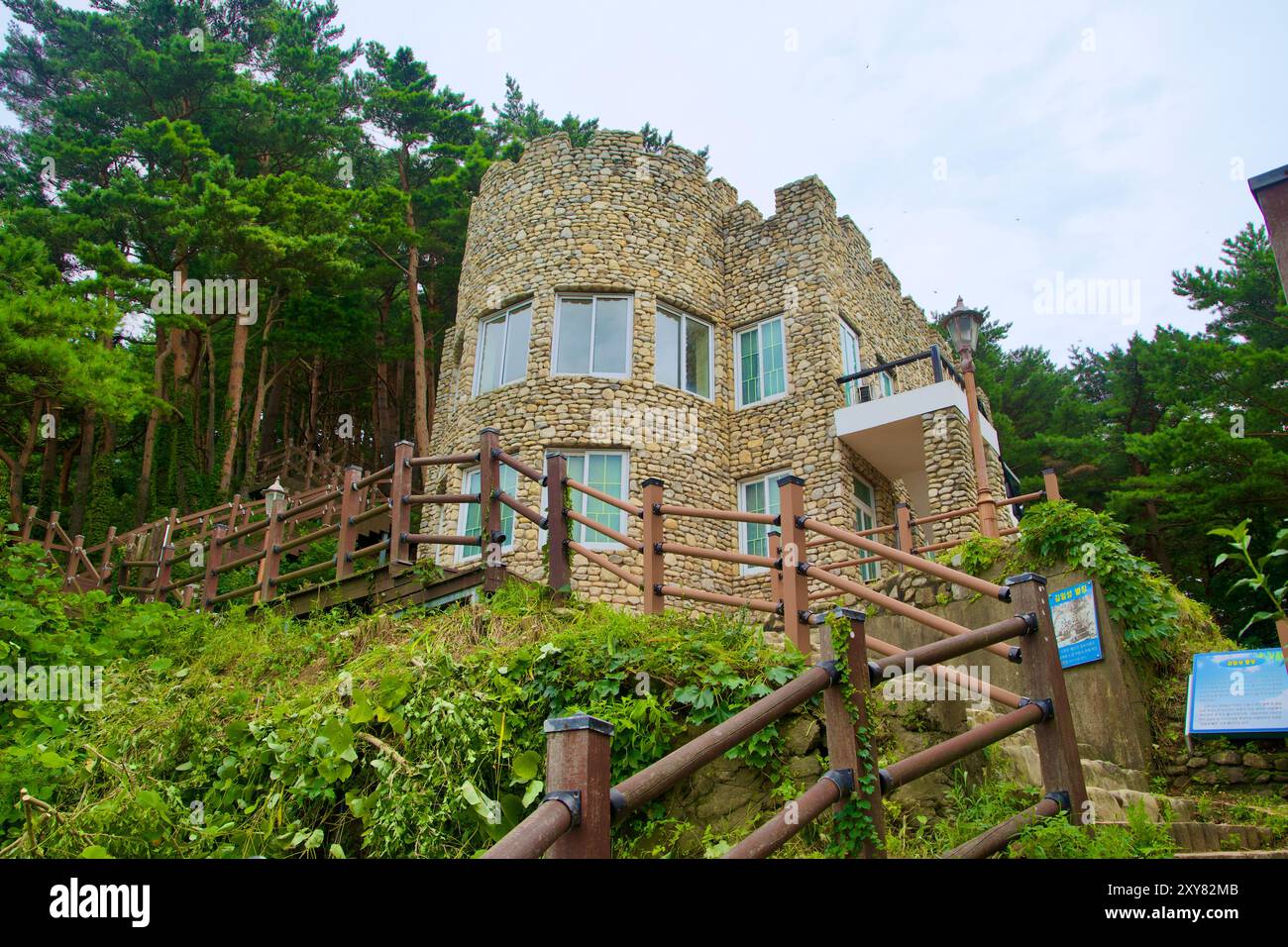 Goseong County, Südkorea - 28. Juli 2024: Die historische Villa von Kim Il-Sung, aus Stein erbaut und auf einem Hügel, umgeben von Kiefern, hoch oben Stockfoto