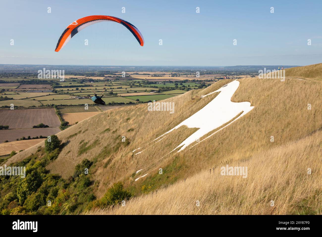 Westbury White Horse mit Gleitschirm, Westbury, Wiltshire, England, Vereinigtes Königreich, Europa Stockfoto