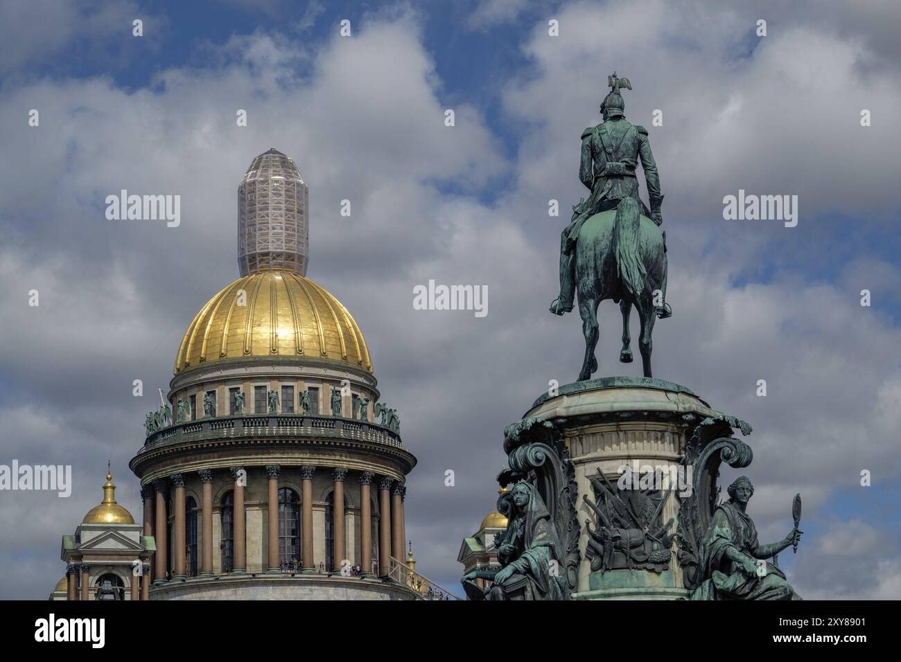 Kathedrale mit goldener Kuppel und imposanter Reiterstatue unter blauem Himmel mit Wolken, sankt petersburg, ostsee, russland Stockfoto