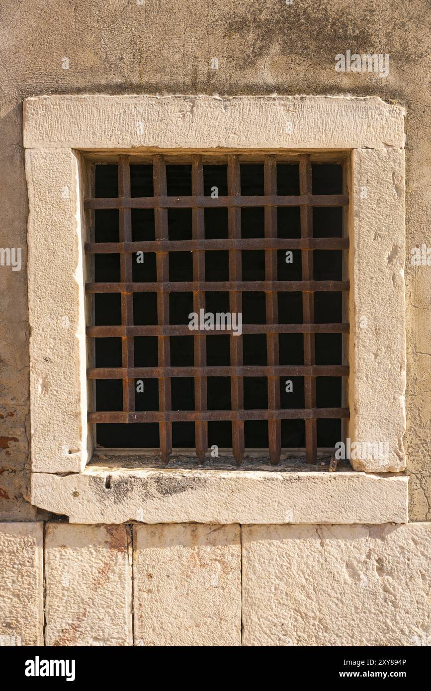 Ansicht von Juromenha Schloss mit Gitterfenster in Alentejo, in Portugal Stockfoto
