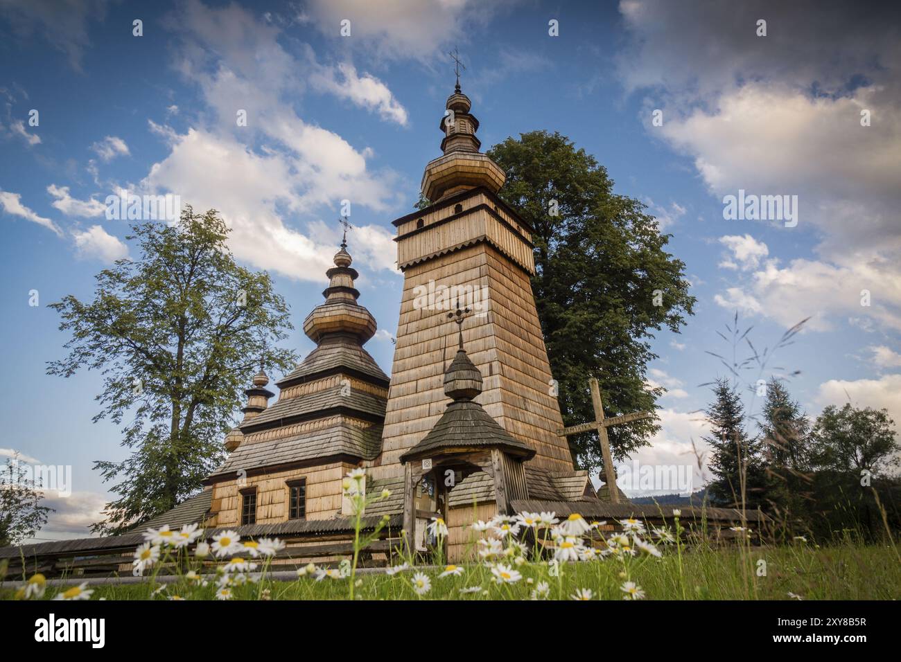 Iglesia ortodoxa de Santa Paraskewa, Kwiaton. Patrimonio de la humanidadconstruida integramente con madera, voivodato de la Pequena Poloni Stockfoto