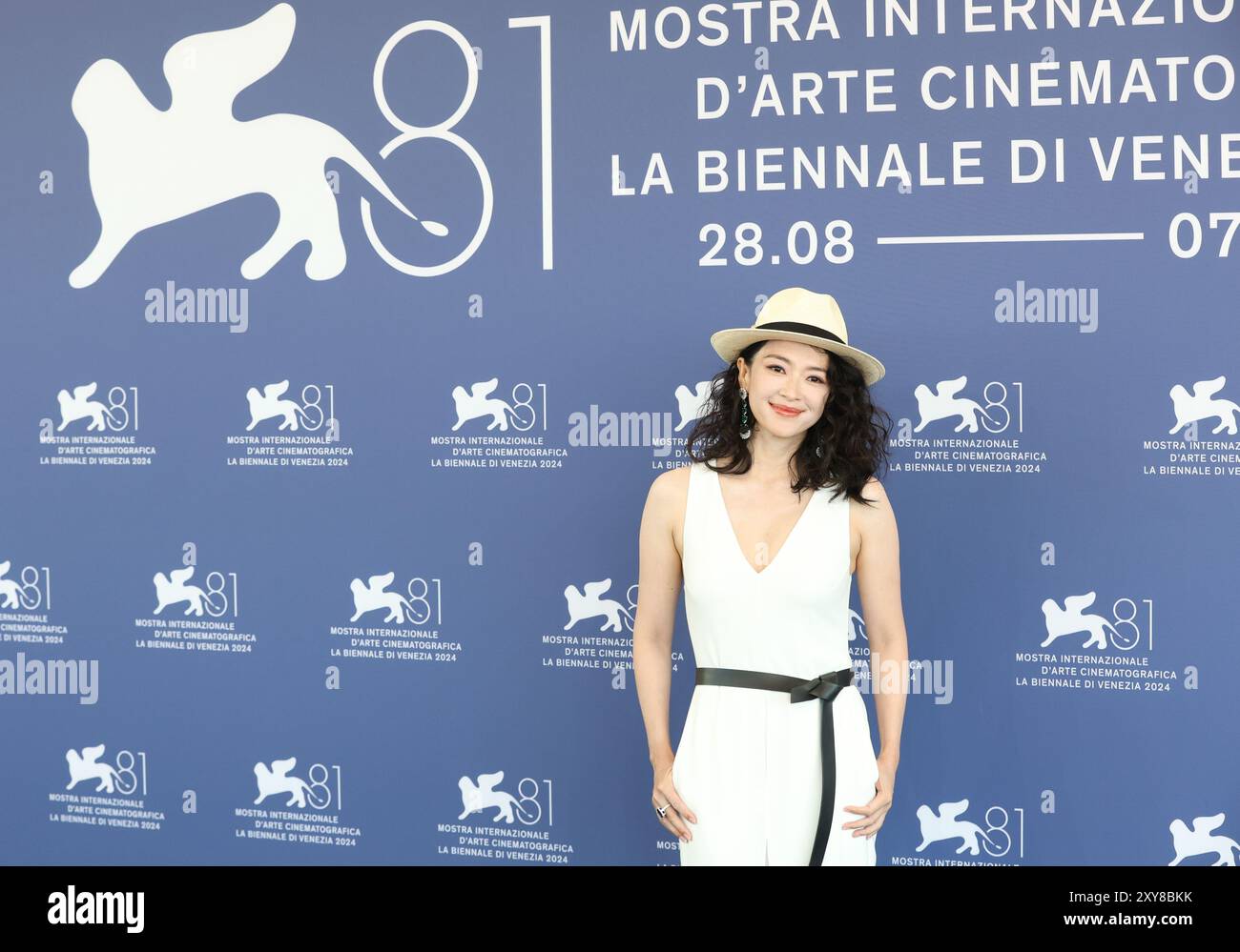 Venedig, Italien. August 2024. Zhang Ziyi, Mitglied der Jury des 81. Filmfestivals von Venedig, posiert beim Fotobesuch am 28. August 2024 in Venedig. Das 81. Filmfestival von Venedig findet vom 28. August bis zum 7. September auf der italienischen Insel Lido in Venedig statt. Quelle: Li Jing/Xinhua/Alamy Live News Stockfoto
