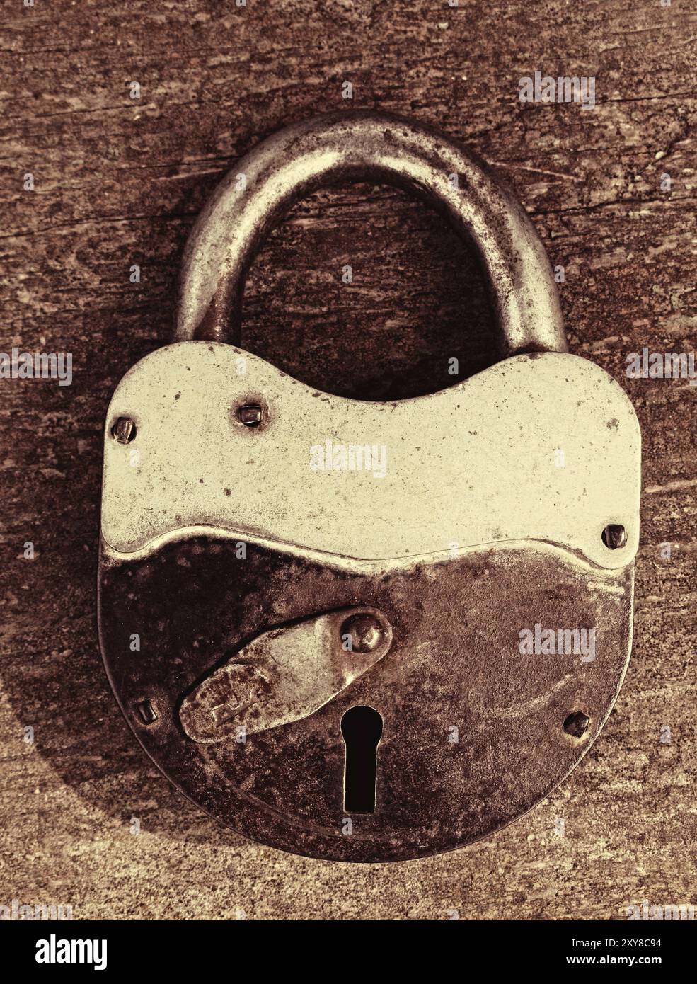 Altes rostetes Vorhängeschloss auf Holzhintergrund Stockfoto