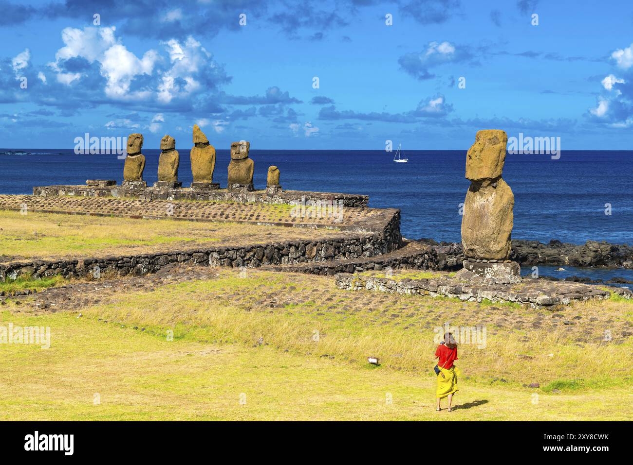 Junge Frau bereit Bild der Moais am Ahu Vai Uri auf der Osterinsel oder Rapa Nui Insel in Chile zu nehmen Stockfoto