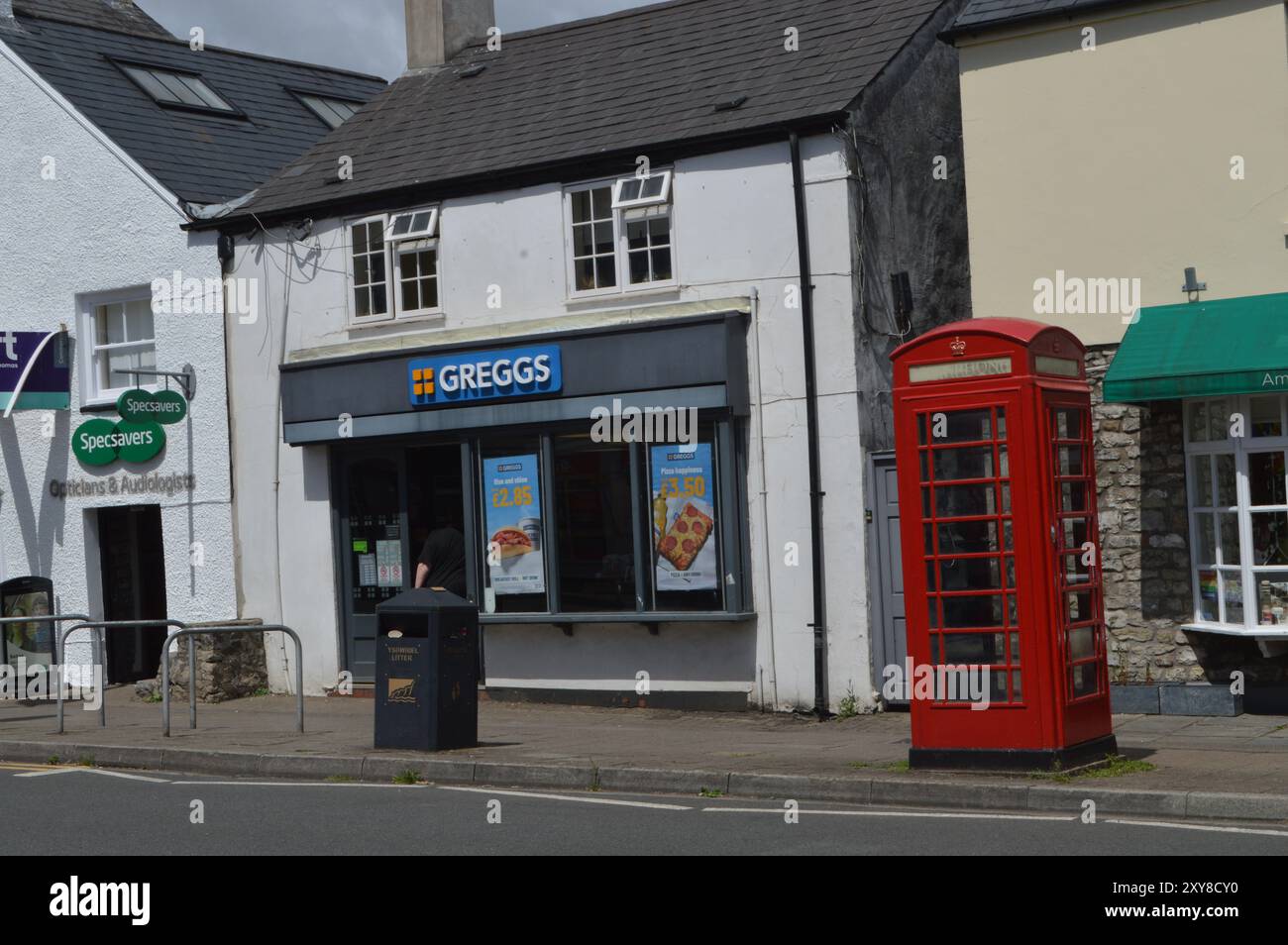 Greggs and Specsavers on High Street in Cowbridge, Vale of Glamorgan, Wales, Vereinigtes Königreich. Juni 2024. Stockfoto