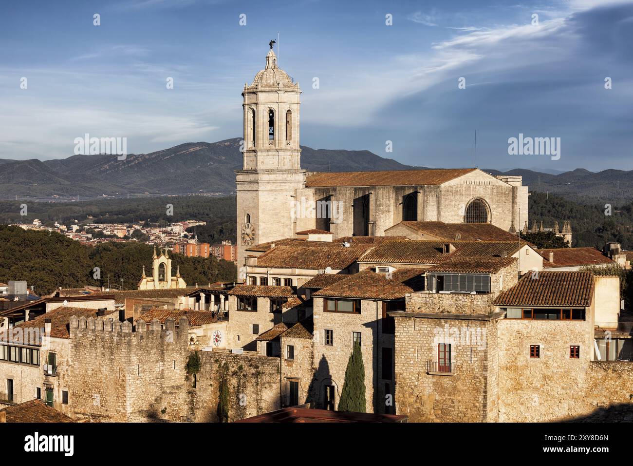 Historische Architektur der Stadt Gerona, Altstadt mit Kathedrale der Heiligen Maria von Girona Stockfoto