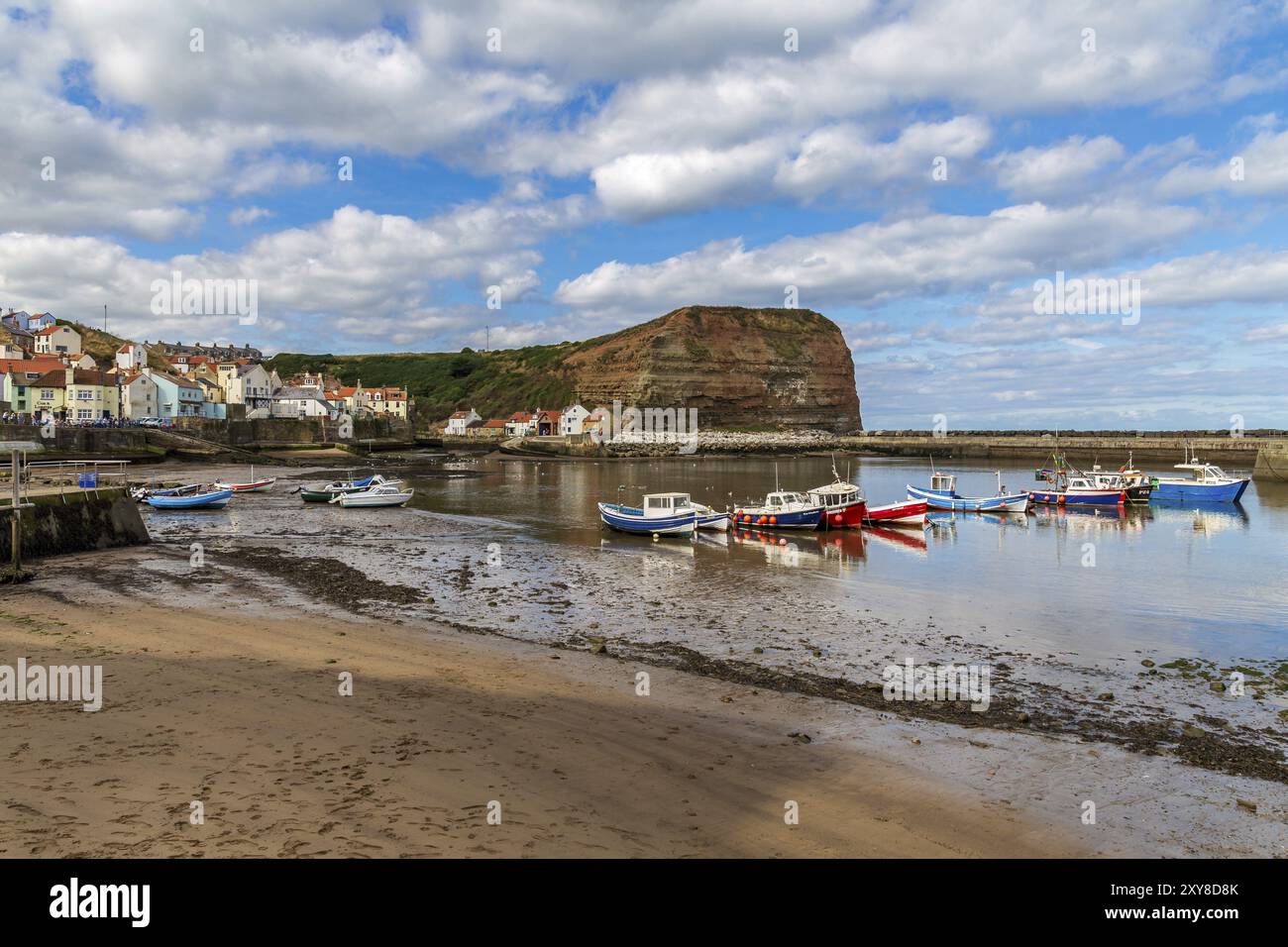 Staithes, North Yorkshire, England, Vereinigtes Königreich, September 07, 2016: Blick vom Strand in Richtung Staithes Beck und der Lifeboat Station, mit einigen Booten auf der Stockfoto