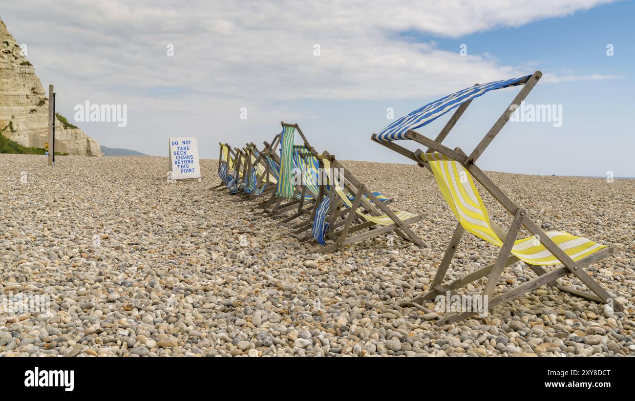 Liegestühle am Strand in Bier, Devon, Großbritannien Stockfoto