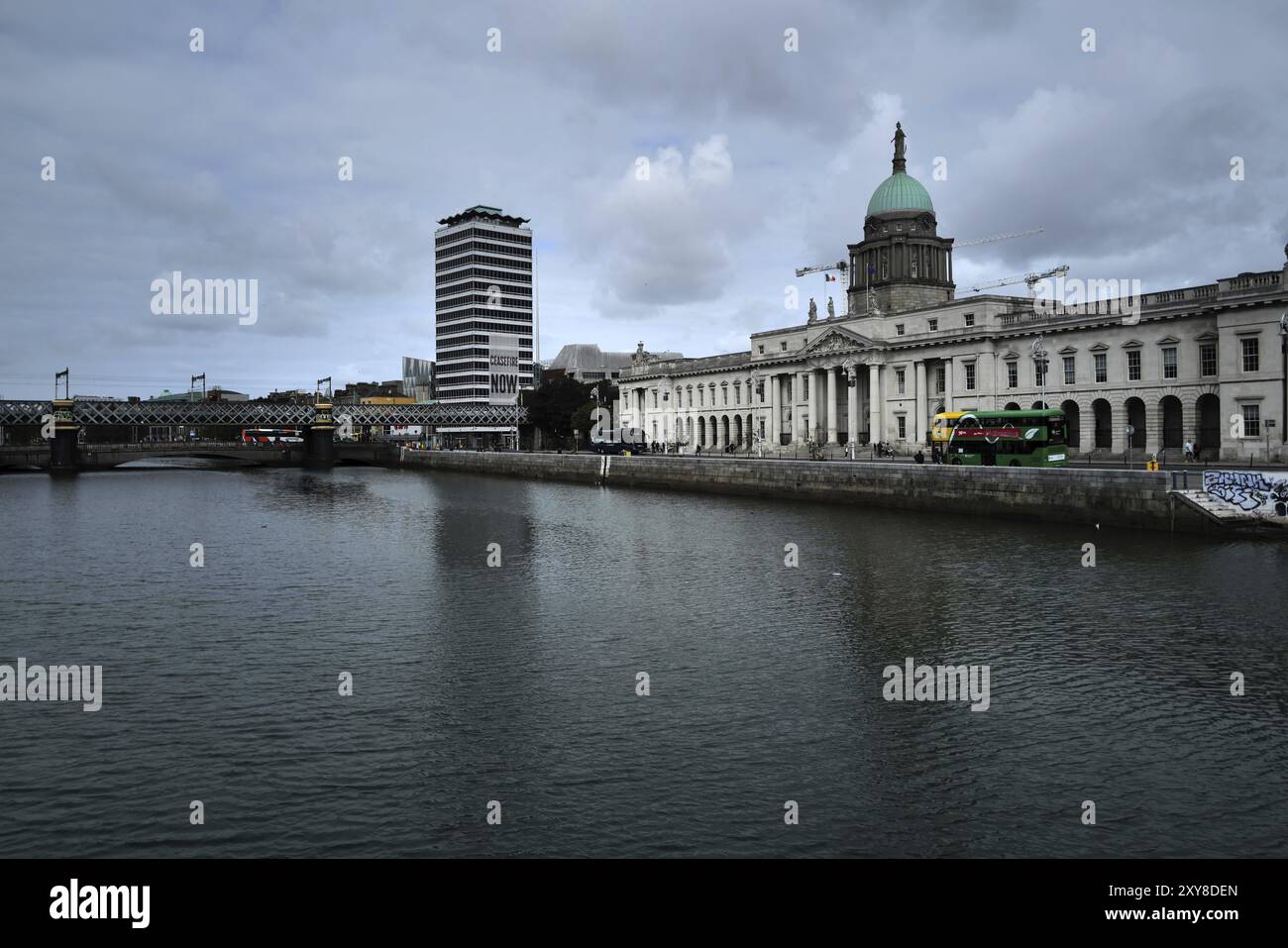 Blick auf die Liberty Hall (links) und das Custom House (rechts) am Fluss Liffey an einem angenehmen Tag im August. Dublin, Irland, Europa Stockfoto