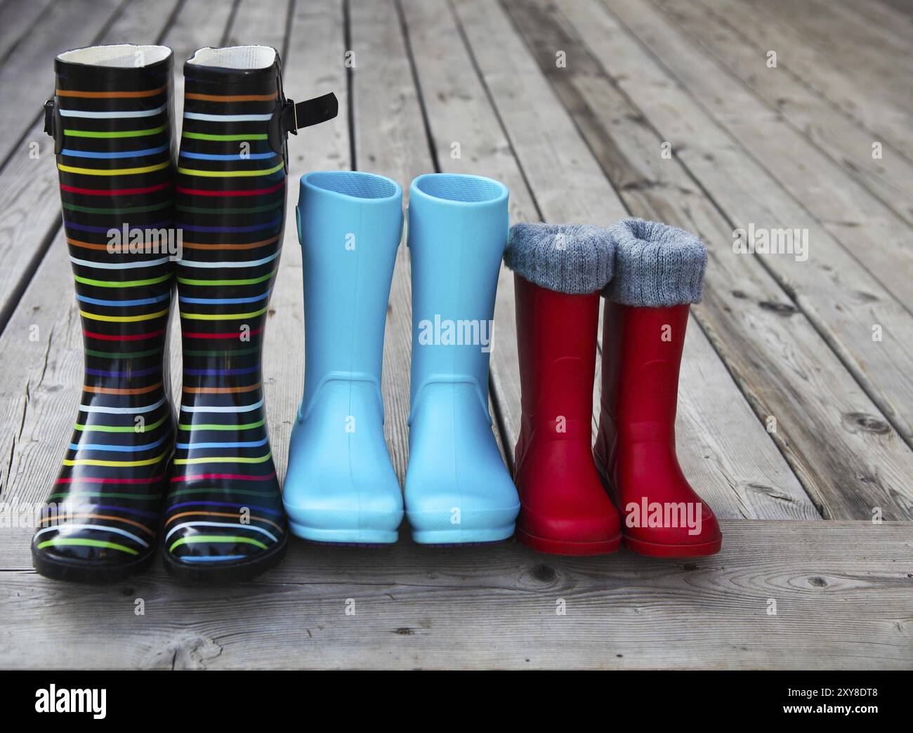 Drei Paare von einer bunten Gummistiefel. Familienkonzept Stockfoto