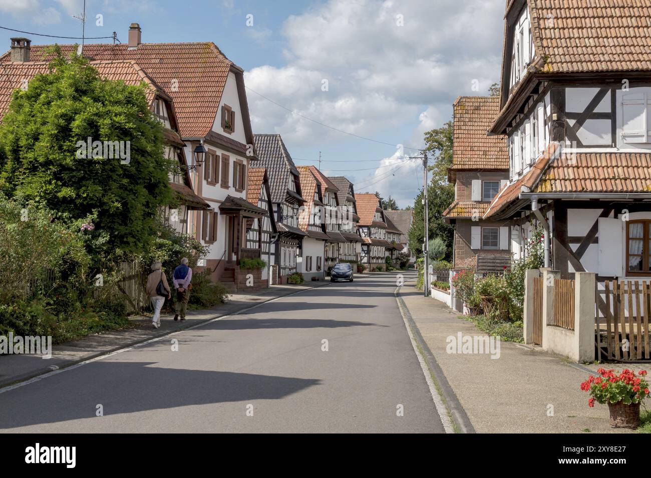 Hauptstraße mit Fachwerkhäusern, Hunspach, Elsass, Unterrhein, Grand Est, Frankreich, Europa Stockfoto