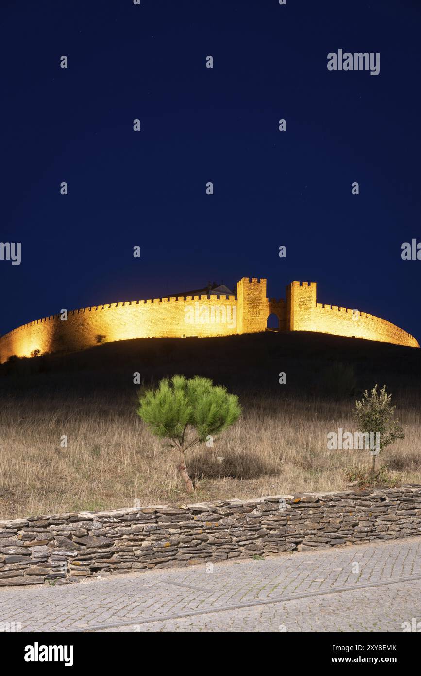 Schloss Arraiolos mit Lichtern bei Nacht in Alentejo, Portugal, Europa Stockfoto