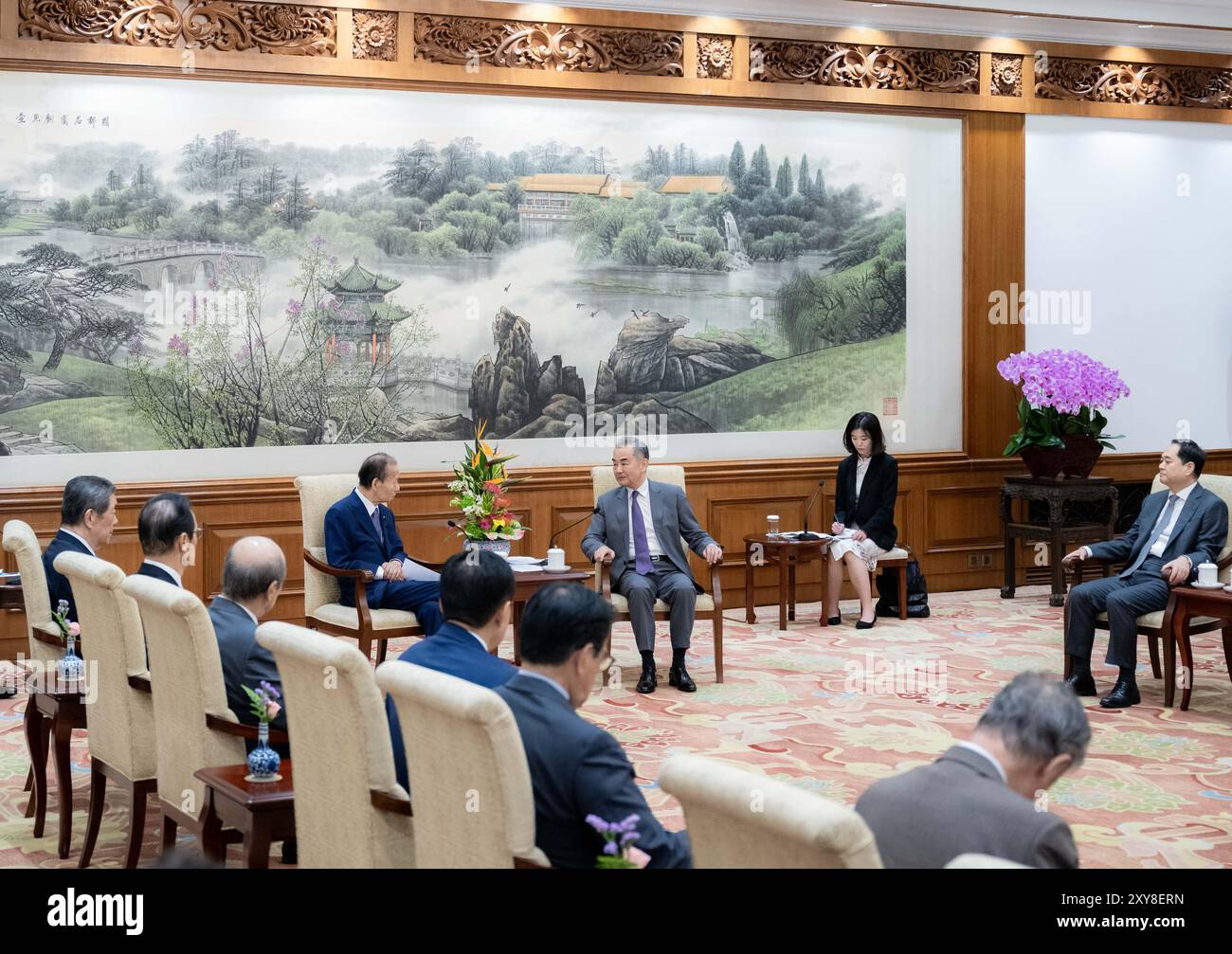 Peking, China. August 2024. Wang Yi, Mitglied des Politbüros des Zentralkomitees der Kommunistischen Partei Chinas und Direktor des Büros der Zentralkommission für auswärtige Angelegenheiten, trifft am 28. August 2024 in Peking, der Hauptstadt Chinas, mit einer Delegation unter der Leitung von Toshihiro Nikai, Vorsitzender der Parlamentarierunion der japanischen Freundschaft. Quelle: Zhai Jianlan/Xinhua/Alamy Live News Stockfoto