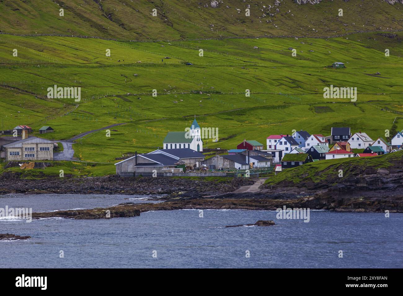 Kleines Dorf an der Küste der Färöer Stockfoto