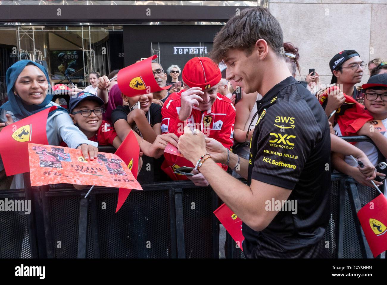 Mailand, Italien. August 2024. P.za San Babila. I Pilot di Formula 1 del Team Ferrari incontrano i Fans Presso lo Shop Rayban in Occasione del Gran Premio di Monza.- Cronaca- Milano, Italia - Mercoled&#xec; 28 Agosto 2024(Foto Alessandro Cimma/Lapresse) P.za San Babila. Formel-1-Fahrer des Ferrari-Teams treffen sich während des Grand Prix von Monza im Rayban-Shop.- Chronik- Mailand, Italien - Mittwoch, 28. August 2024 (Foto Alessandro Cimma/Lapresse) Arthur Leclerc Credit: LaPresse/Alamy Live News Stockfoto