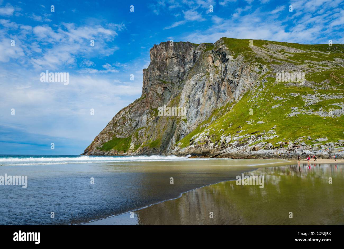 Flakstad, Norwegen. August 2024. Die abgeschiedene Bucht von Kvalvika auf dem Lofoten-Archipel in Nordnorwegen im Norwegischen Meer. Quelle: Patrick Pleul/dpa/Alamy Live News Stockfoto