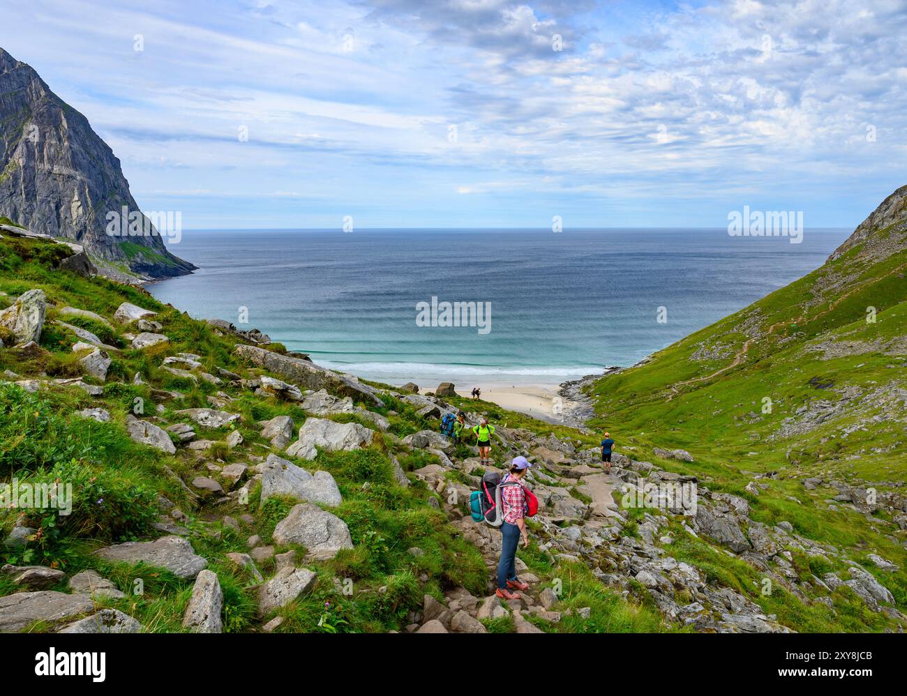 Flakstad, Norwegen. August 2024. Die abgeschiedene Bucht von Kvalvika auf dem Lofoten-Archipel in Nordnorwegen im Norwegischen Meer. Quelle: Patrick Pleul/dpa/Alamy Live News Stockfoto