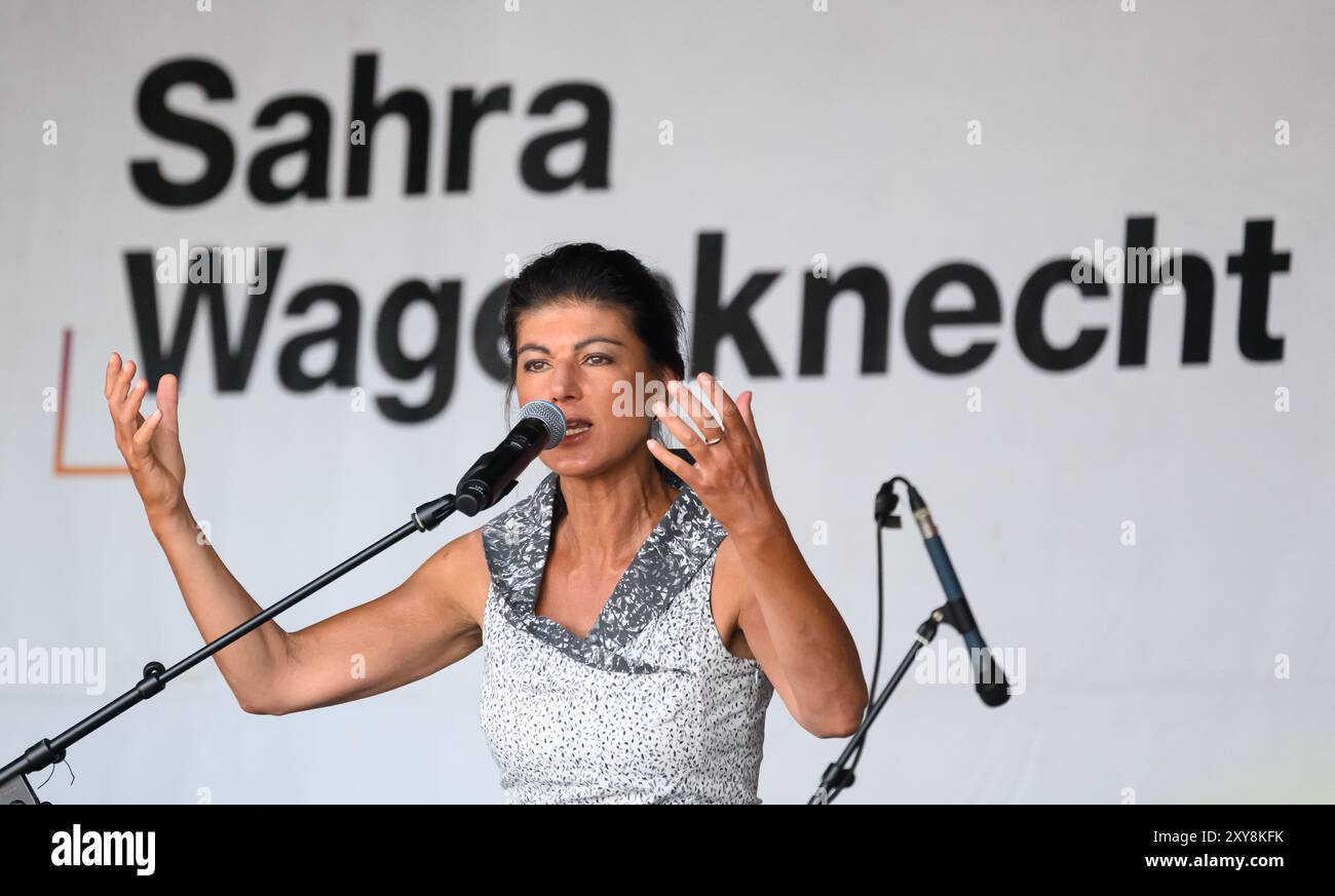 Dresden, Deutschland. August 2024. Sahra Wagenknecht, BSW-Bundesvorsitzende, spricht auf der Bühne auf dem Schlossplatz während eines Wahlkampfs des BSW Sachsen zur Landtagswahl. Robert Michael/dpa/Alamy Live News Stockfoto