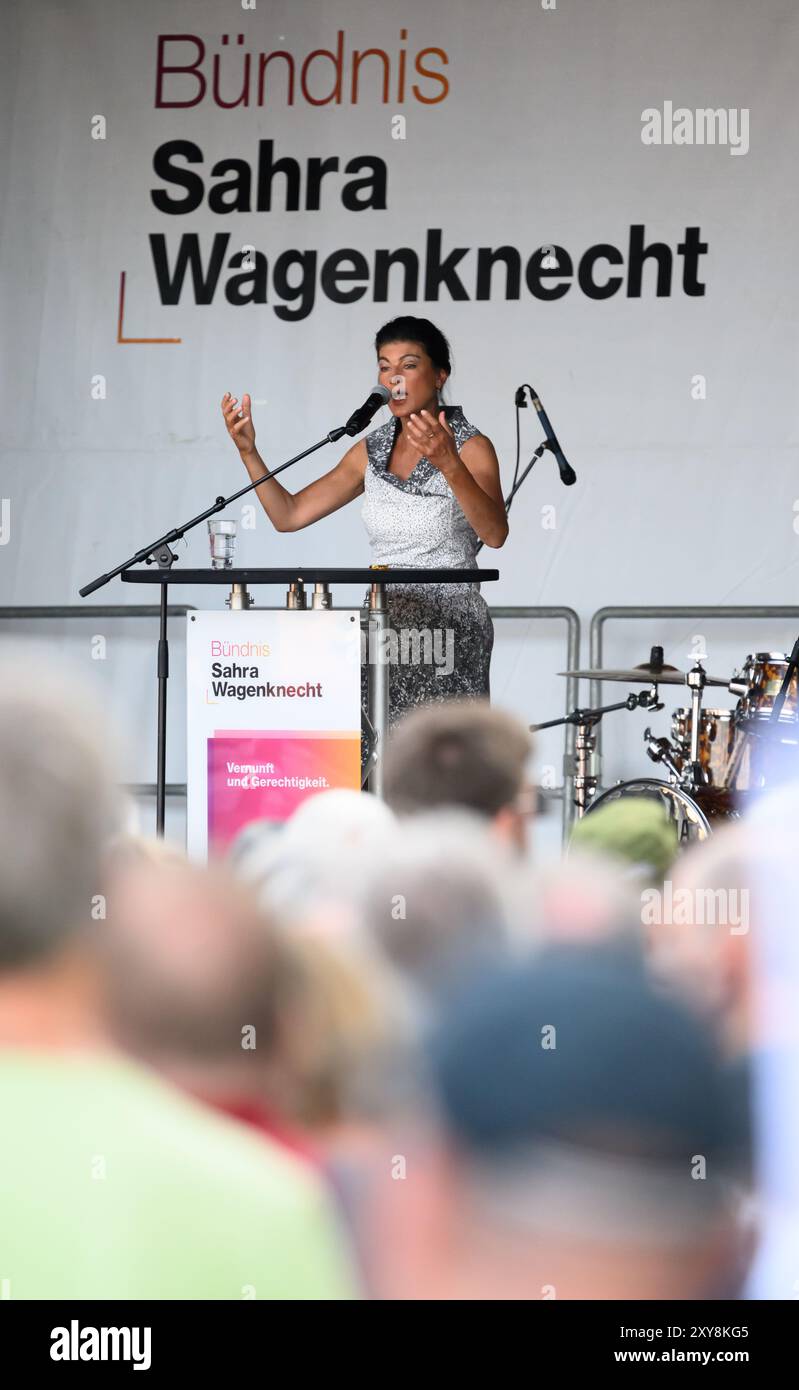 Dresden, Deutschland. August 2024. Sahra Wagenknecht, BSW-Bundesvorsitzende, spricht auf der Bühne auf dem Schlossplatz während eines Wahlkampfs des BSW Sachsen zur Landtagswahl. Robert Michael/dpa/Alamy Live News Stockfoto