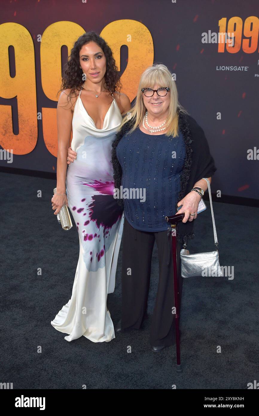 Colleen Camp mit Begleitung bei der Weltpremiere des Kinofilms 1992 im Regal LA Live. Los Angeles, 27.08.2024 *** Colleen Camp mit Begleitung bei der Weltpremiere des Films 1992 im Regal LA Live Los Angeles, 27 08 2024 Foto:xD.xStarbuckx/xFuturexImagex 1992 4819 Stockfoto