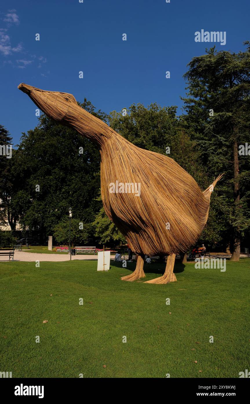 Ein eisernes Skelett mit Bambusstöcken, „die größte Gans der Welt“ oder „l’oca più grande del Mondo“, in Trient, Italien. Der 12 Meter hohe und 7,5 Meter lange Riesenvogel war bis 2014 auf der Piazza Dante, einem öffentlichen Park, zu sehen. Stockfoto