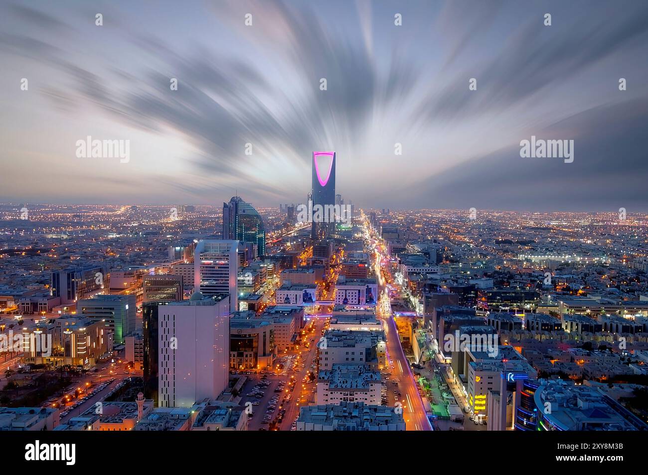 Blick aus der Luft auf die Skyline von Riad bei Nacht Stockfoto