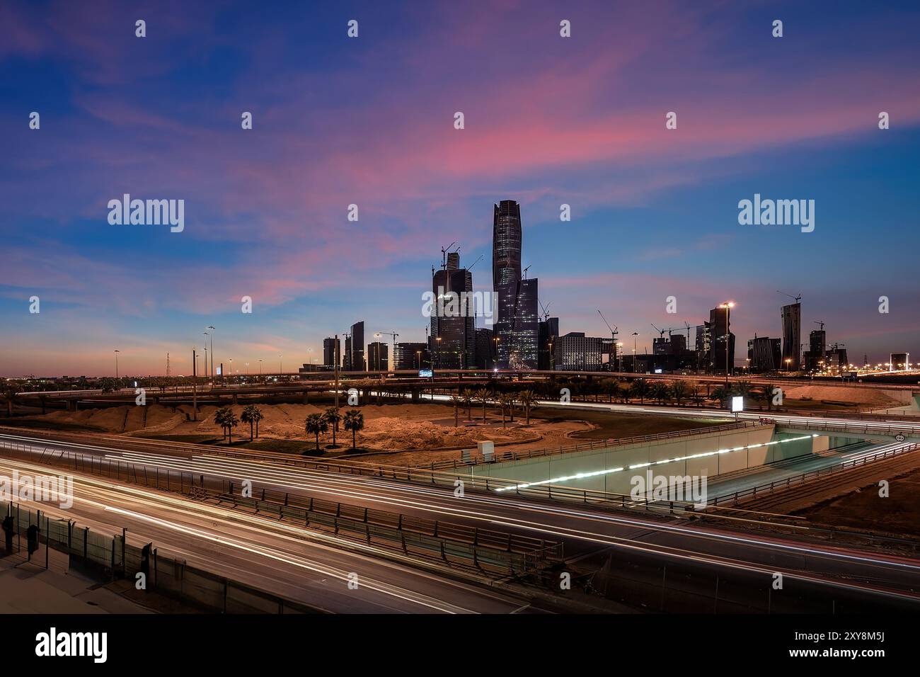 Die Skyline von Riyadh City wird bei Nacht beleuchtet Stockfoto