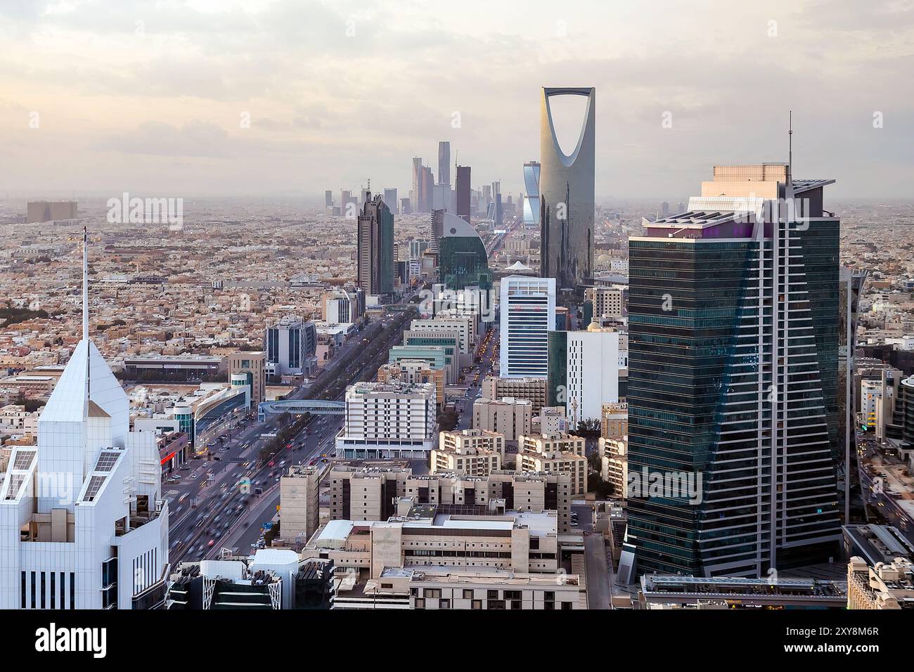 Blick aus der Luft auf die Skyline von Riad bei Nacht Stockfoto