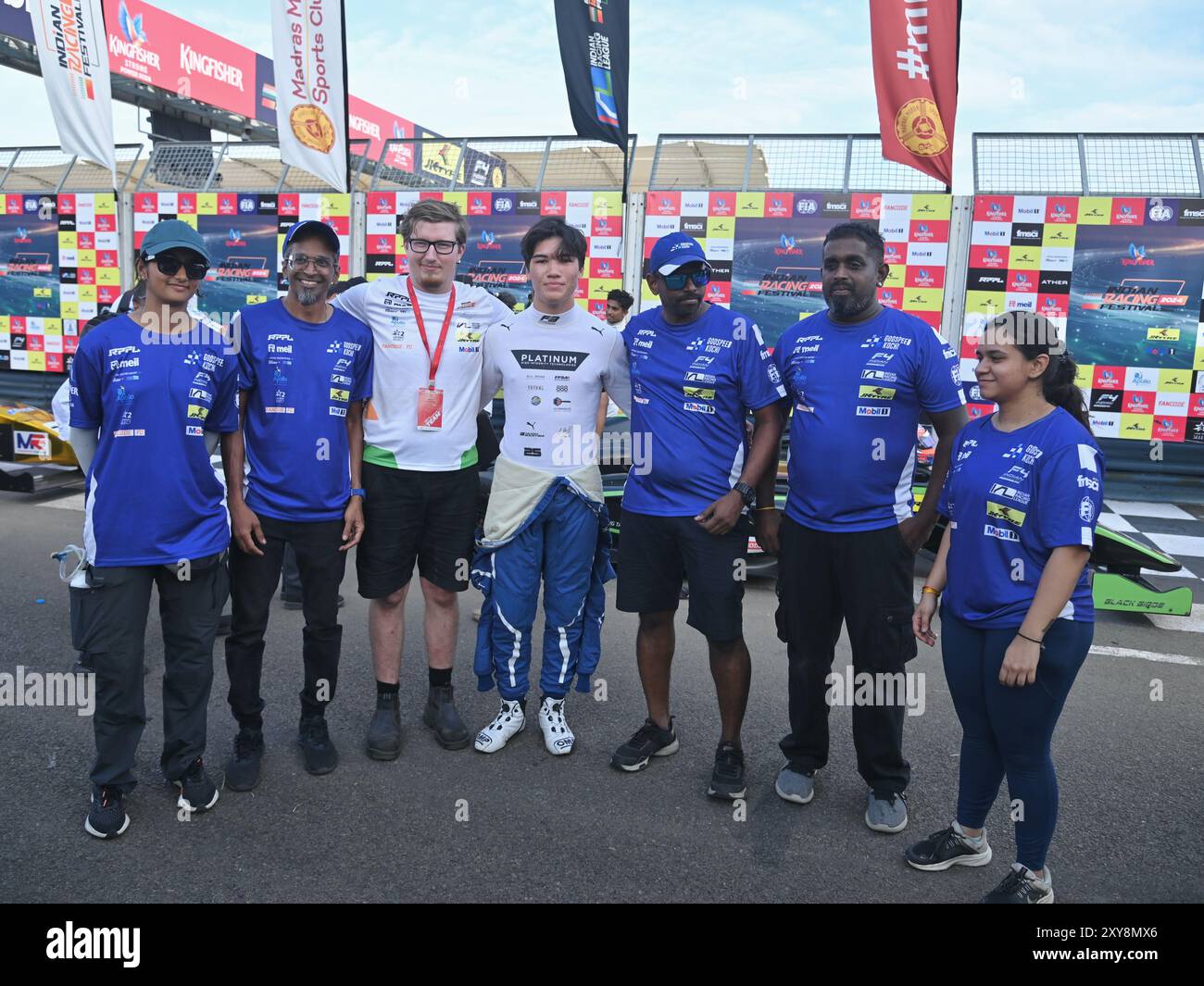 „Chennai, INDIEN. August 2024. Hugh Barter von Godspeed Kochi feiert seinen Sieg im dritten Rennen der ersten Runde der indischen F4-Meisterschaft in Chennai, INDI Stockfoto