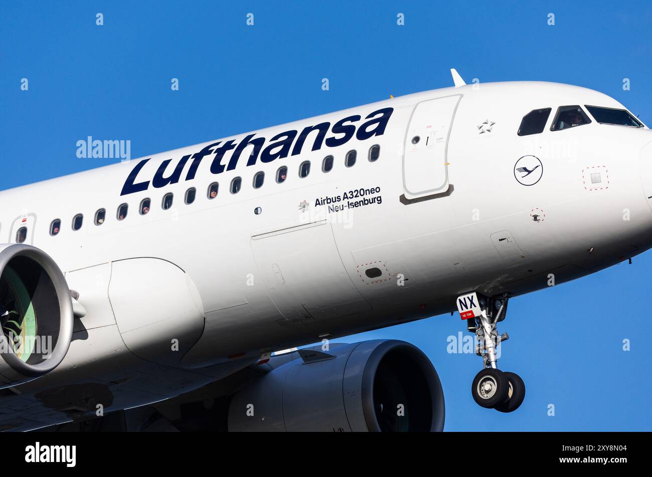 Flughafen Arlanda, nördlich von Stockholm, Schweden, samstags. Im Bild: Passagiere im Airbus A320-271N von Lufthansa. Stockfoto