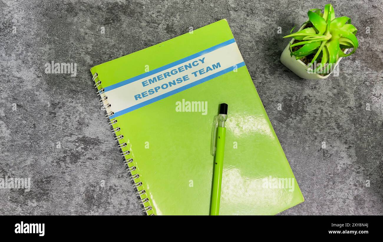 Das Konzept des Notfallteams schreibt auf dem Buch isoliert auf Holztisch. Stockfoto