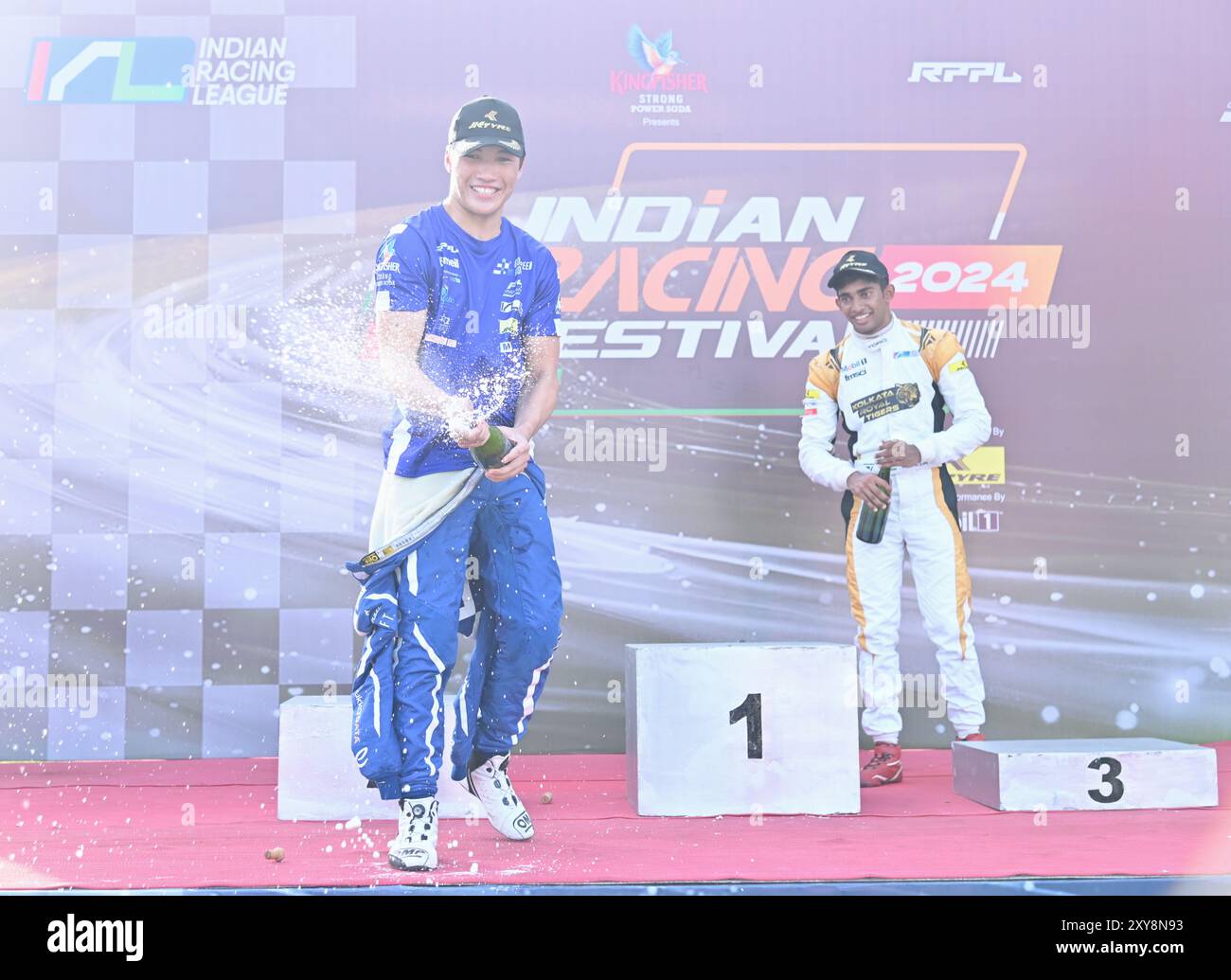 „Chennai, INDIEN. August 2024. Hugh Barter von Godspeed Kochi feiert seinen Sieg im dritten Rennen der ersten Runde der indischen F4-Meisterschaft in Chennai, INDI Stockfoto