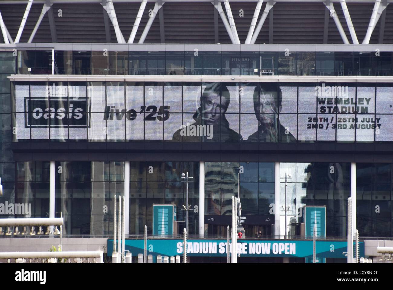 London, Großbritannien. August 2024. Die Bildschirme im Wembley Stadium werben für die bevorstehenden Auftritte von Oasis, die derzeit vier Nächte im Juli und August 2025 im berühmten Stadion spielen werden, da die Tickets später in der Woche verkauft werden. Die Rockband aus Manchester unter der Leitung von Noel und Liam Gallagher kündigte kürzlich nach 15 Jahren eine Wiedervereinigungstour an. Quelle: Vuk Valcic/Alamy Live News Stockfoto