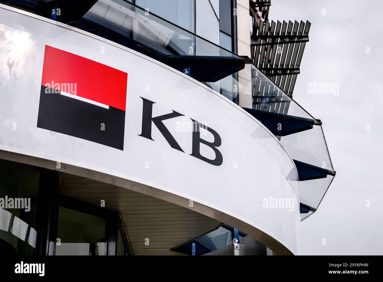 HAVIROV, TSCHECHISCHE REPUBLIK - 21. OKTOBER 2018: Logo der Komecni Banka-Niederlassung (Societe Generale / Commercial Bank) in Havirov, Tschechische Republik Stockfoto