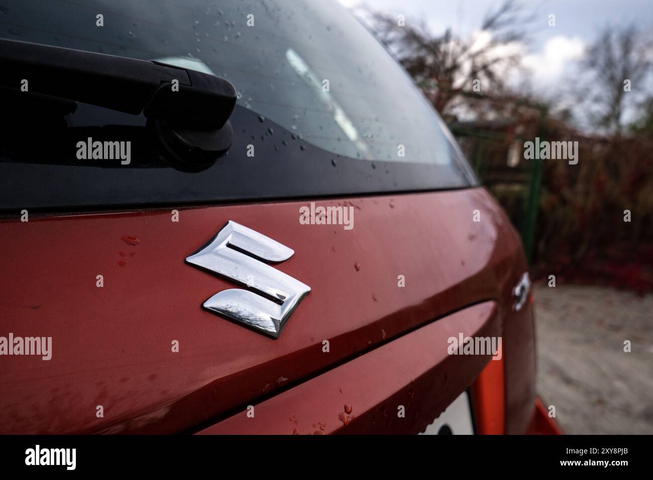 SENOV, TSCHECHISCHE REPUBLIK - OCTOBE 23, 2018: Logo des Automobilherstellers Suzuki auf dunkelrotem kleinen SUV SX4 mit verschwommenem Hintergrund Stockfoto