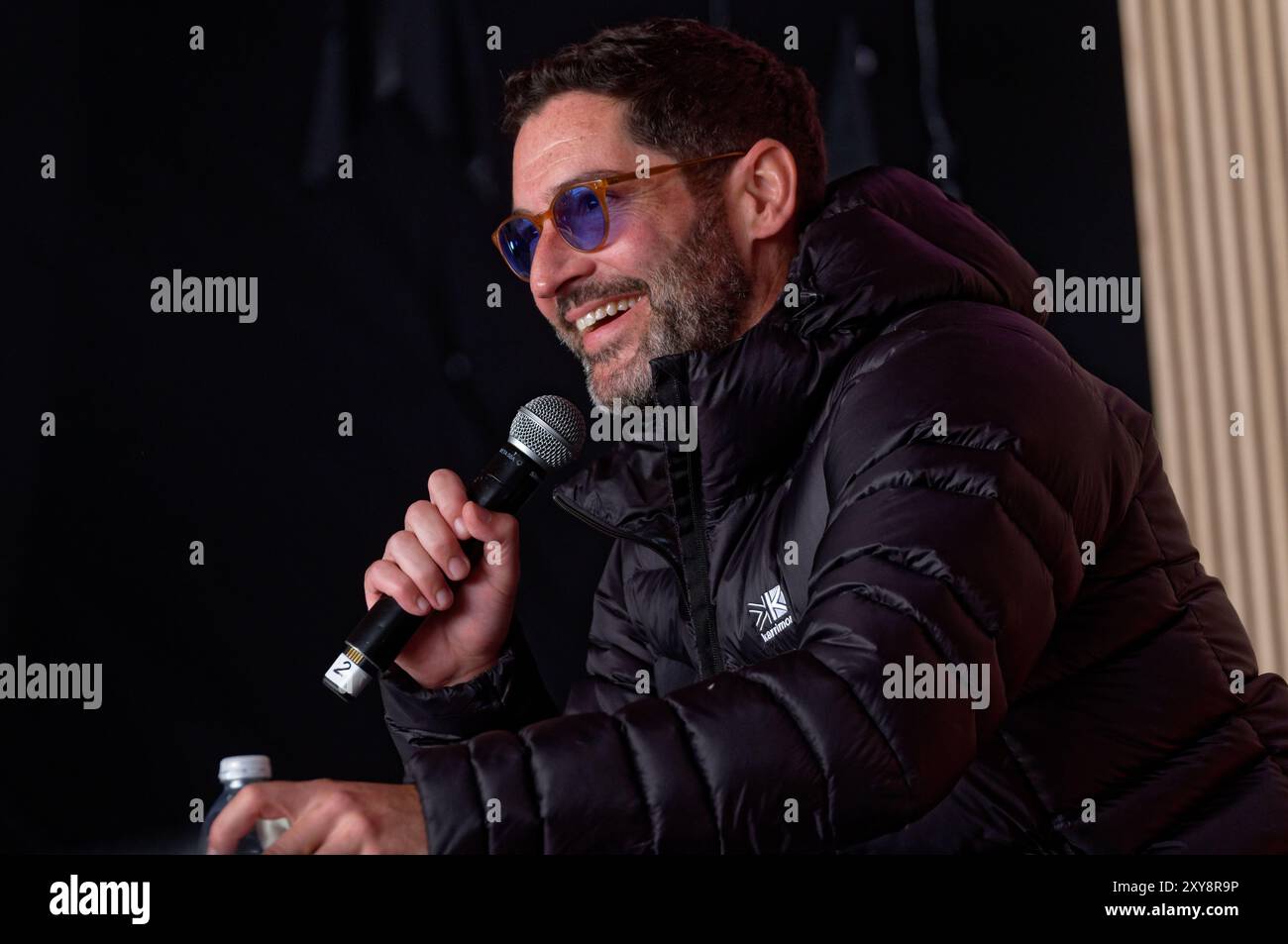 Tom Ellis spricht auf der Starfest-Bühne beim CarFest auf der Laverstoke Park Farm am 25. August 2024. Overton, Hampshire. Quelle: Michael Palmer, Alamy Live N Stockfoto