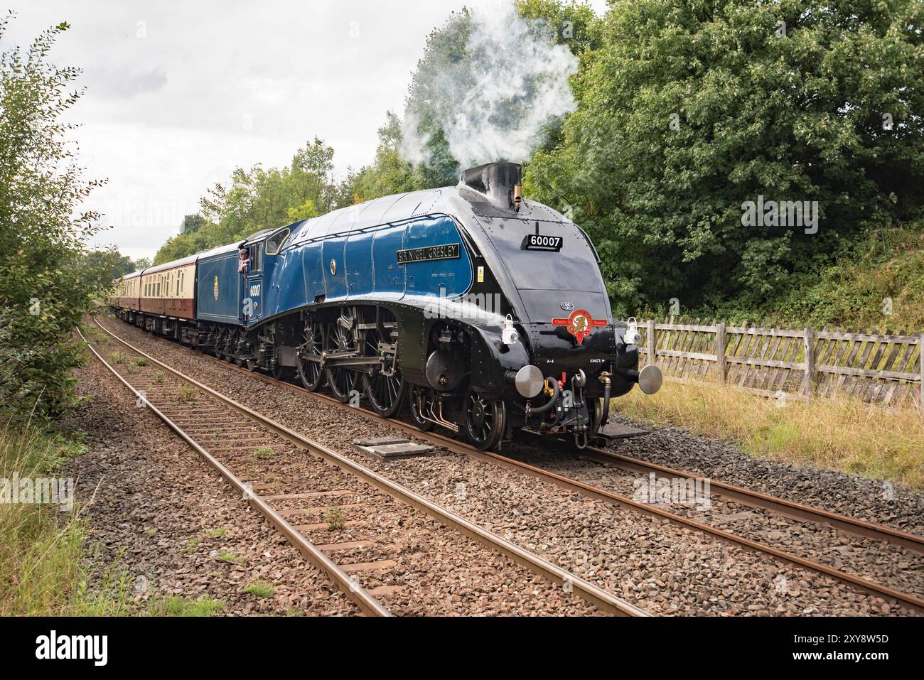 Sir Nigel Gresley, die britische Dampflokomotive, nähert sich am 28. August 2024 dem Bahnhof Long Preston, wo sie Wasser von einem Straßentanker nahm. Stockfoto