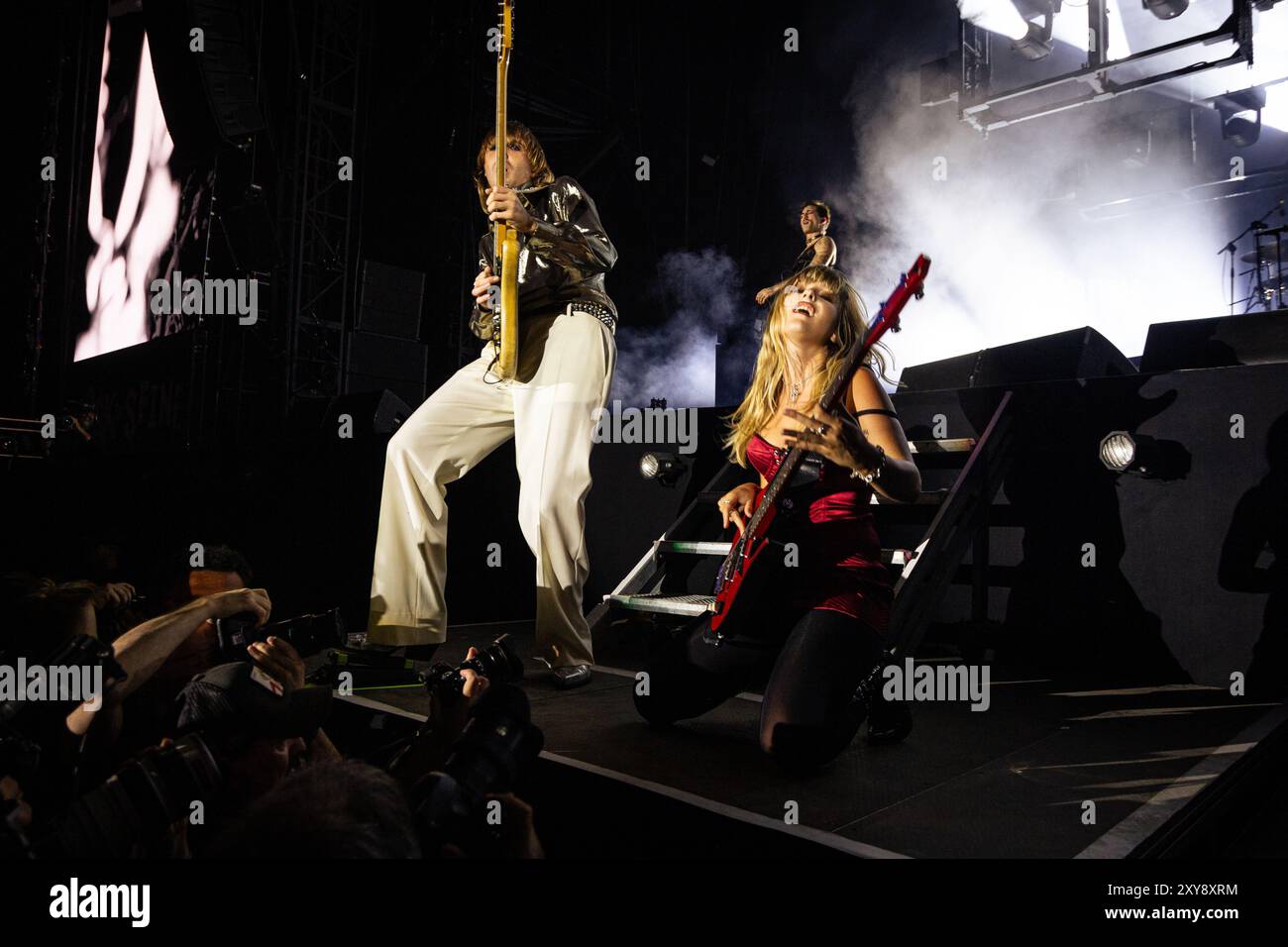 Victoria de Angelis (R) und Thomas Raggi (L) von der Maneskin-Band treten live am zweiten Tag des Rock en seine-Festivals im Domaine National Saint-Cloud in Paris auf. Stockfoto