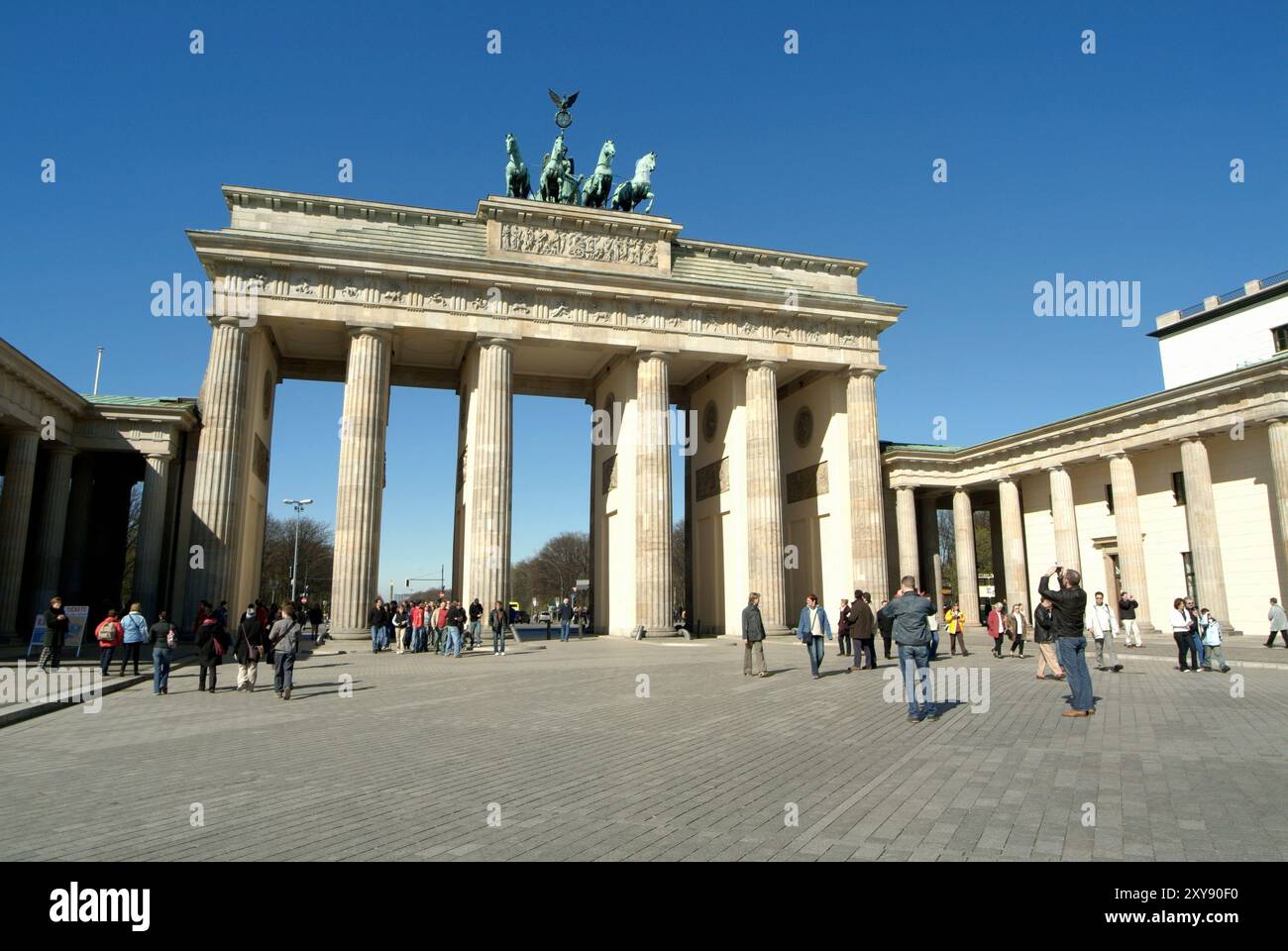 Brandenburger Tor vom Pariser Platz. Das Tor wurde 1788-91 nach Plänen von C. G. Langhans gebaut, basierend auf dem Propylaeum des ACR Stockfoto